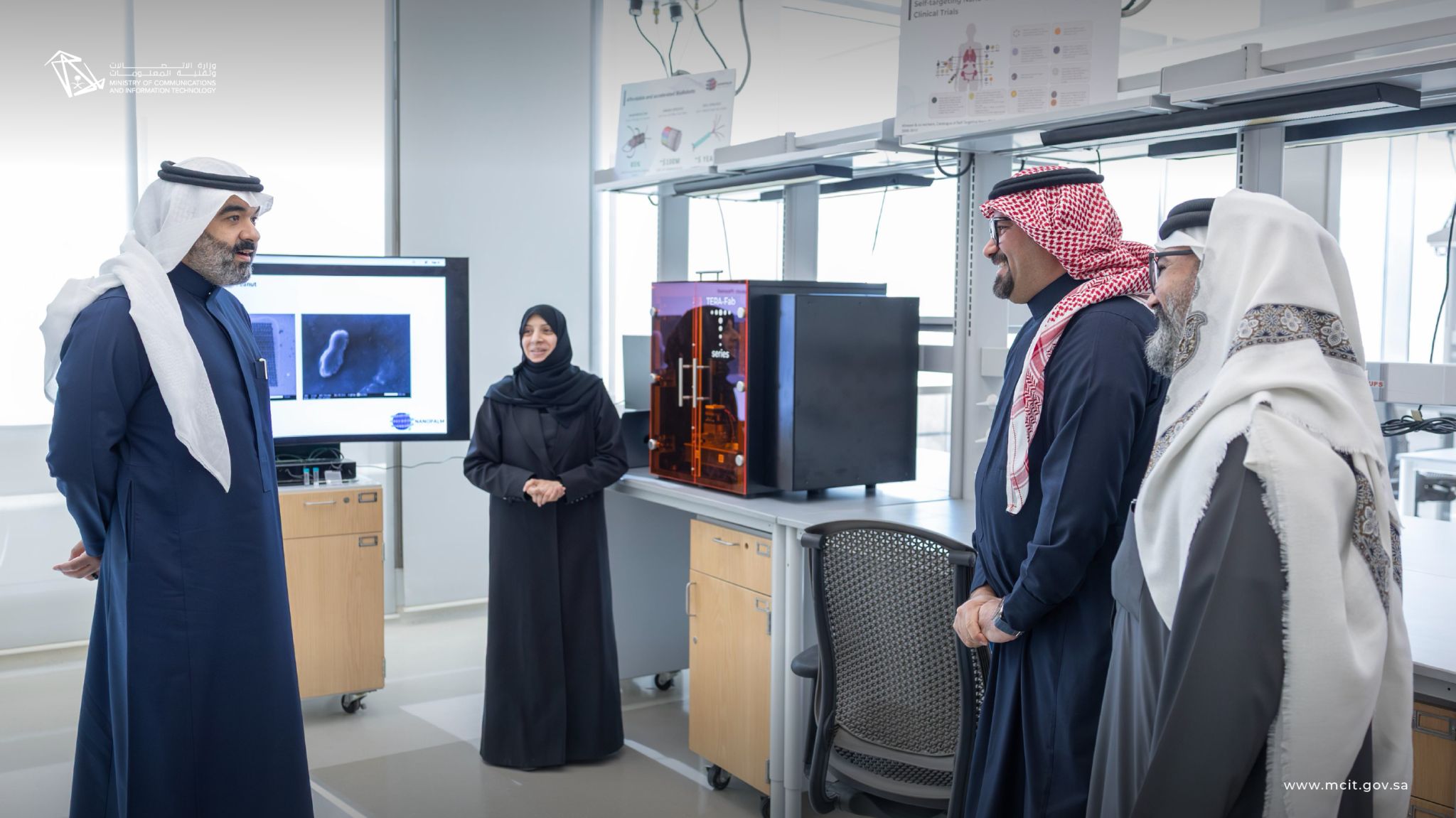 Saudi Minister of Communications and Information Technology visiting the NanoPalm laboratory